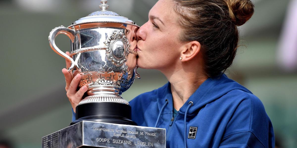 Simona Halep y el trofeo de campeona del Roland Garros 2018.