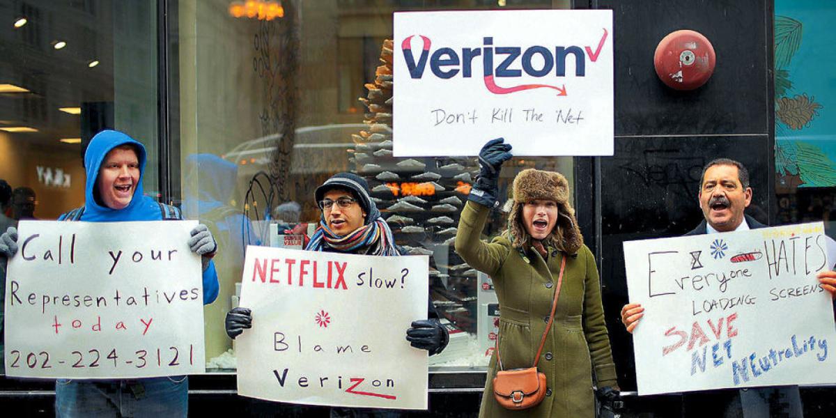Manifestantes protestan contra el fin de la neutralidad en internet frente a un local de Verizon, uno de los principales proveedores de banda ancha en Estados Unidos.