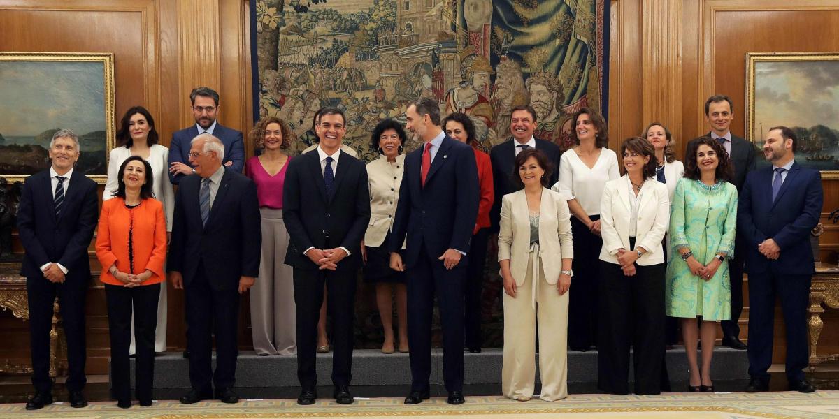 El nuevo gabinete del Gobierno español, presidido por el socialista Pedro Sánchez, tomó posesión ante el rey Felipe VI en una ceremonia en el Palacio de la Zarzuela, en la que estuvieron ausentes, por primera vez, los símbolos religiosos.