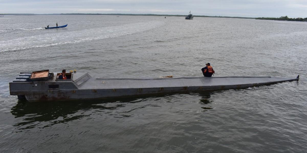 Las lanchas de bajo perfil son embarcaciones modificadas en su estructura al colocarles una cubierta con fibra de vidrio que protege la mercancía y sus tripulantes.