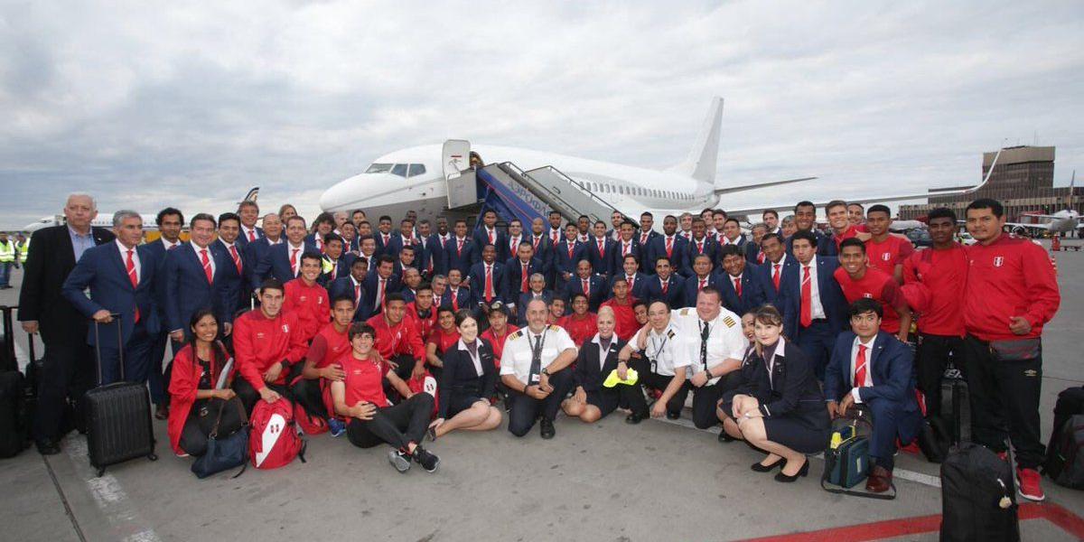 Selección de Perú al aterrizar en Moscú.