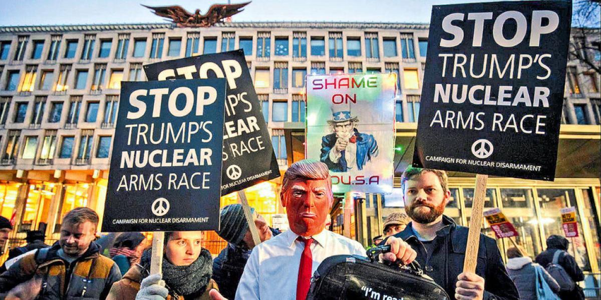 Protesta en Londres contra la política del gobierno Trump sobre armas nucleares, las que considera “cruciales”.