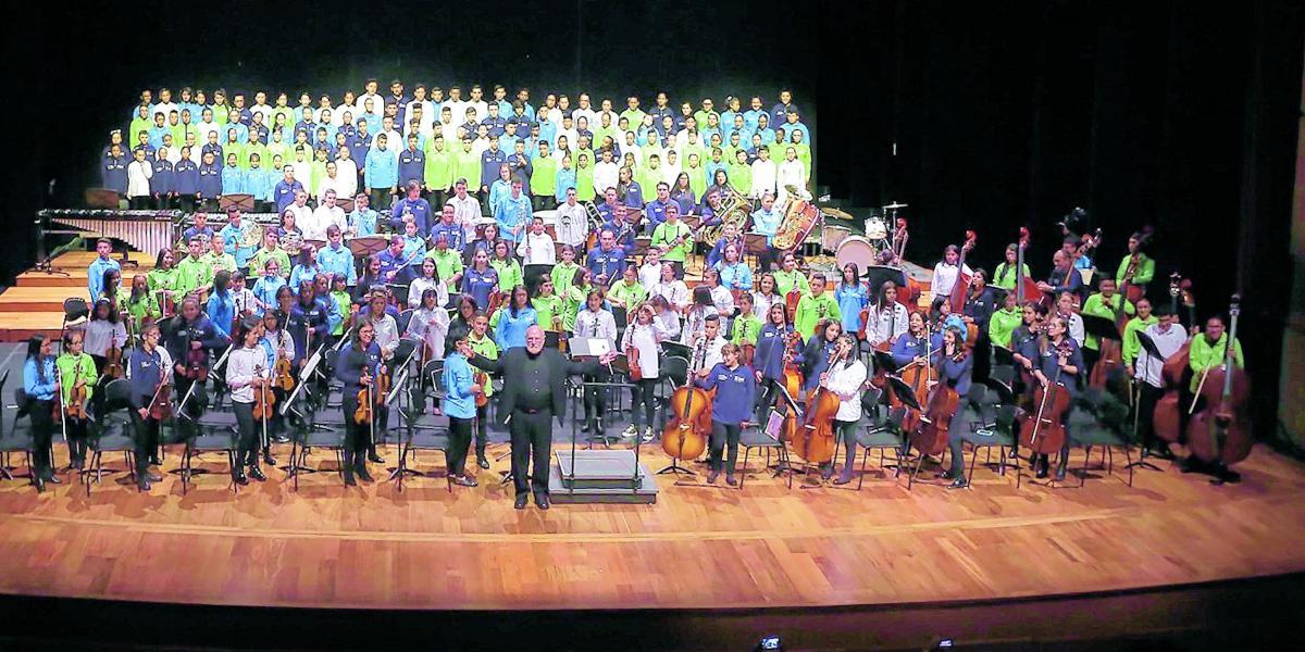 En escena, más de 200 niños de la Filarmónica bajo la dirección de David Mackenzie, en el Julio Mario Santo Domingo.