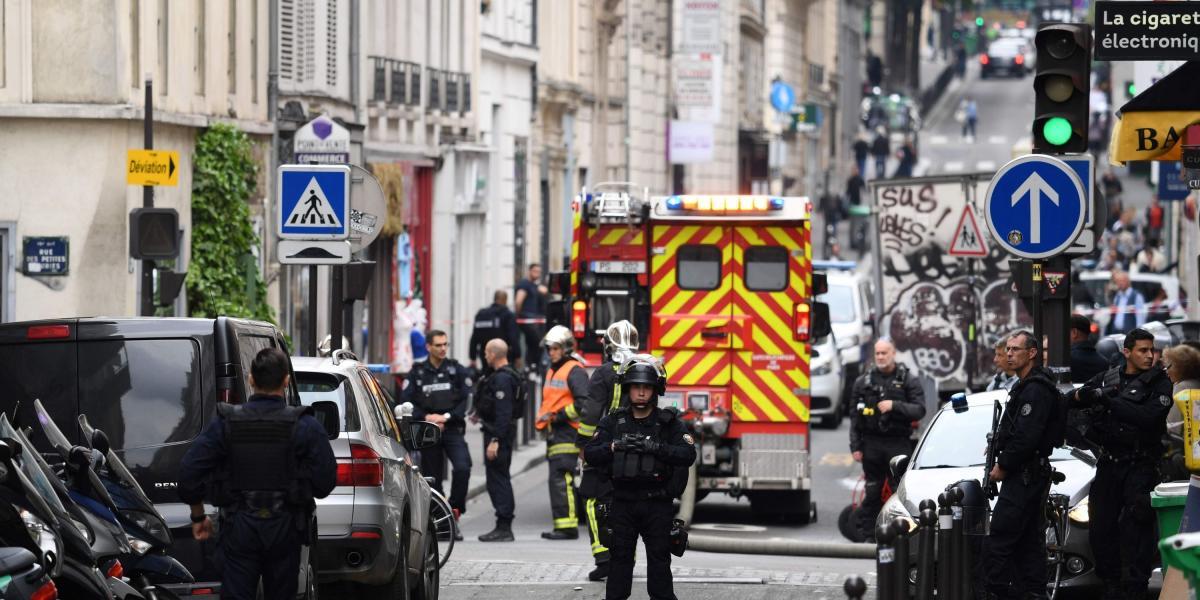 Policías acordonan el establecimiento en el centro de París, en respuesta de una retención de personas por parte de un hombre hasta el momento no identificado.