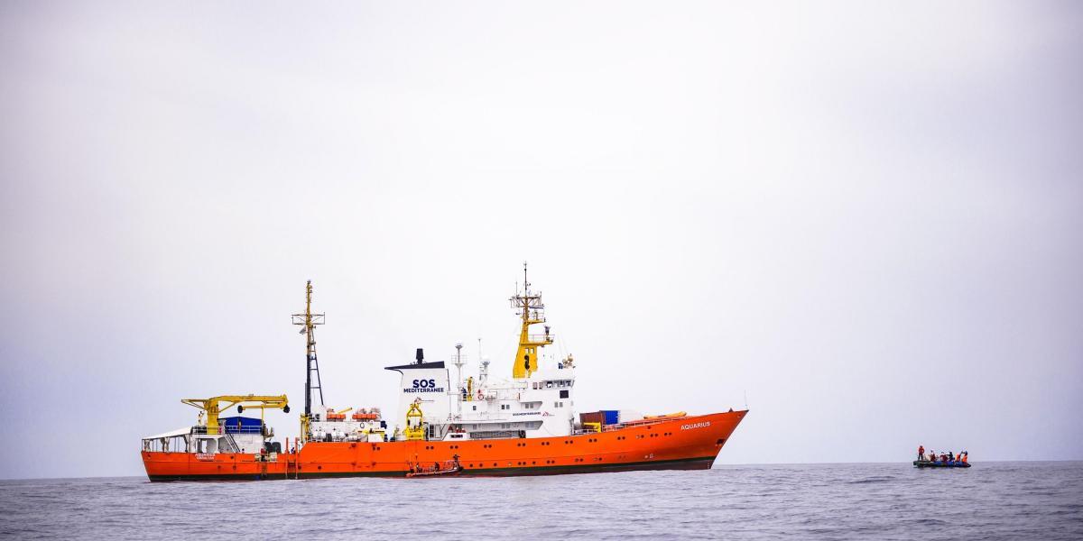 El barco 'Aquarius' de la ONG francesa SOS Méditerranée en una foto de archivo tomada durante una misión de rescate de inmigrantes frente a las costas de Libia, el 10 de abril de 2018.