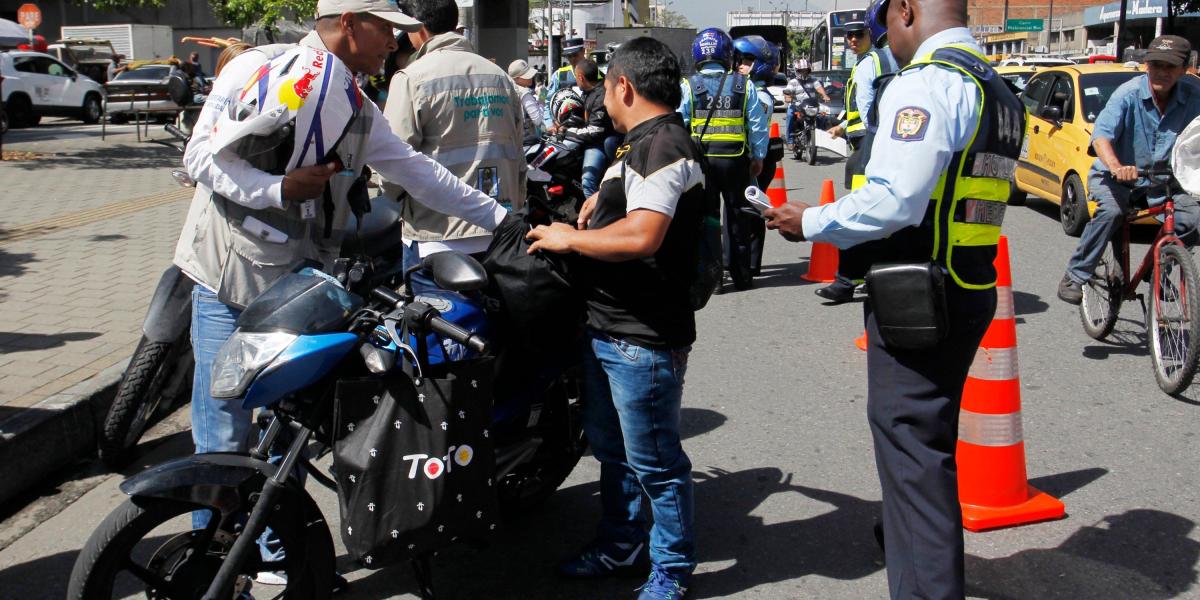 En el 'Punto seguro' personal de la secretaría de Movilidad premia el buen comportamiento de los motociclistas.