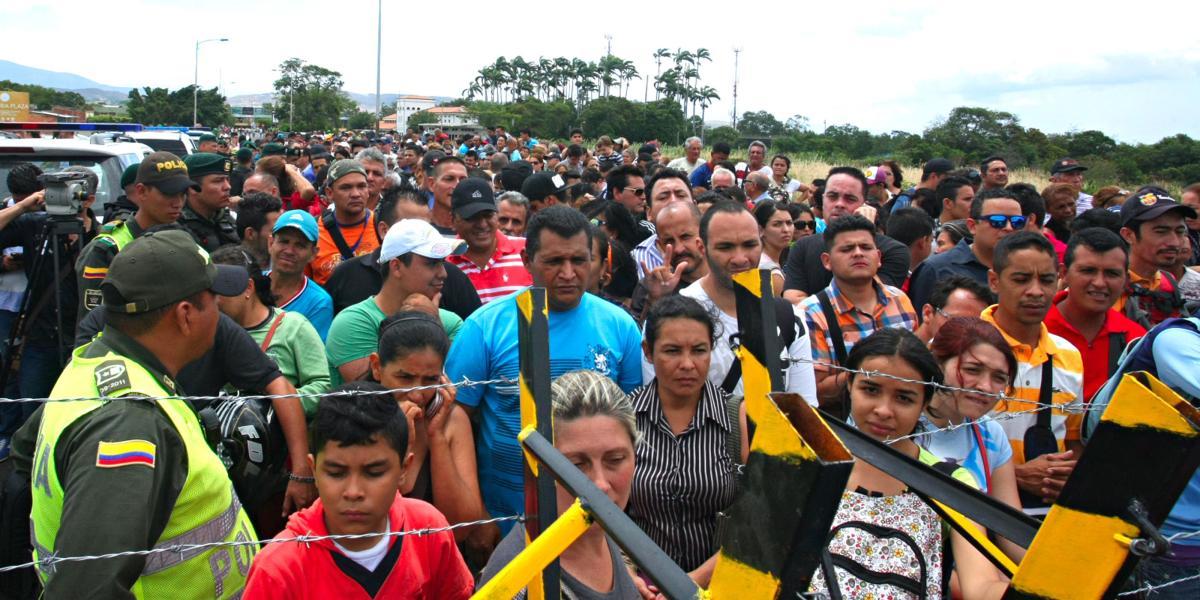 El Gobierno colombiano cerrará los pasos fronterizos fluviales y terrestres del país el próximo jueves y sábado para garantizar "total normalidad" en la segunda vuelta de la elección presidencial de este domingo. El cierre con Ecuador, Brasil y Perú serán desde el sábado, mientras que con Venezuela será desde el jueves.