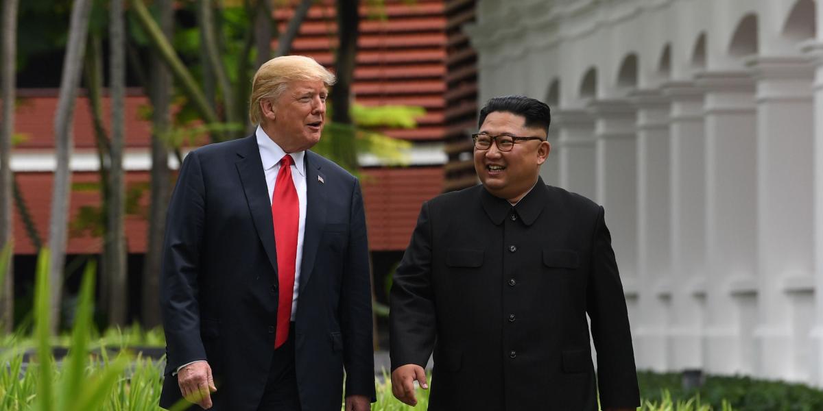 Luego del almuerzo de trabajo, Trump y Kim dieron un paseo hasta otra zona del hotel donde se mostraron muy amables.