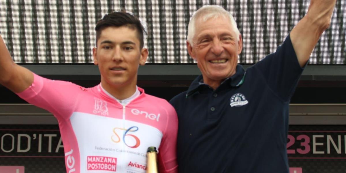 Alejandro Osorio, líder del Giro de Italia Sub-23 (izq), en el podio, junto al histórico Francesco Moser.