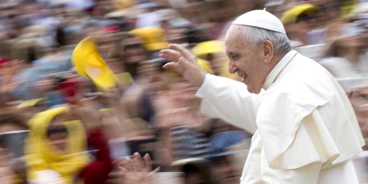 El papa Francisco a su llegada a la audiencia general de los miércoles en la Plaza de San Pedro del Vaticano.
