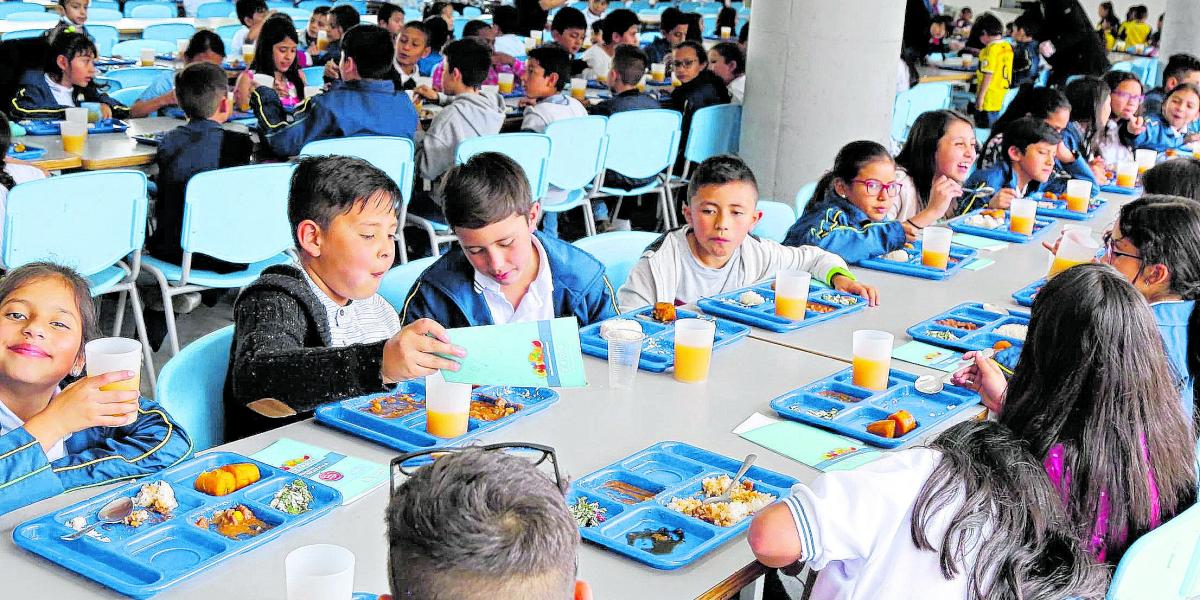 Niños del colegio La Felicidad en Fontibón disfrutan del nuevo menú que les brinda el PAE del Distrito.