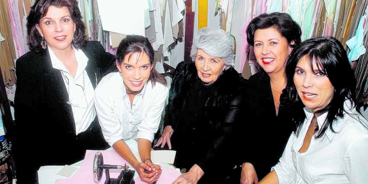 Patricia, Paloma (nieta), doña Julia, Augusta y Juliana, las mujeres detrás de la marca Julia de Rodríguez, ultimando una colección en el 2003.