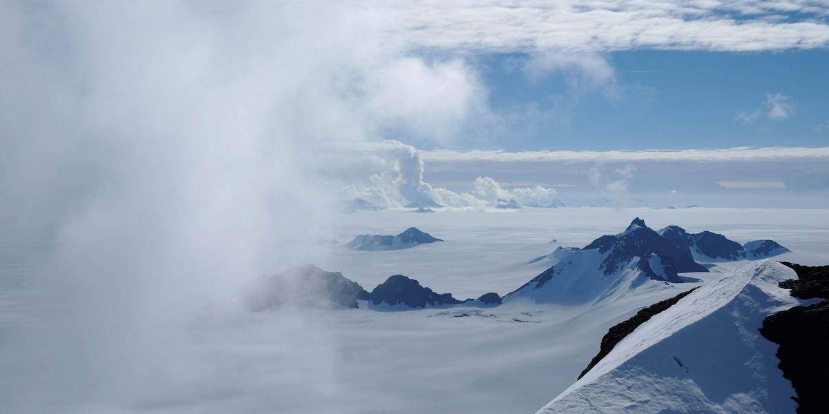 Fotografía facilitada de Nature de las nubes de verano se arremolinan alrededor de los Picos Staccato de la Isla Alexander, en la Península Antártica.