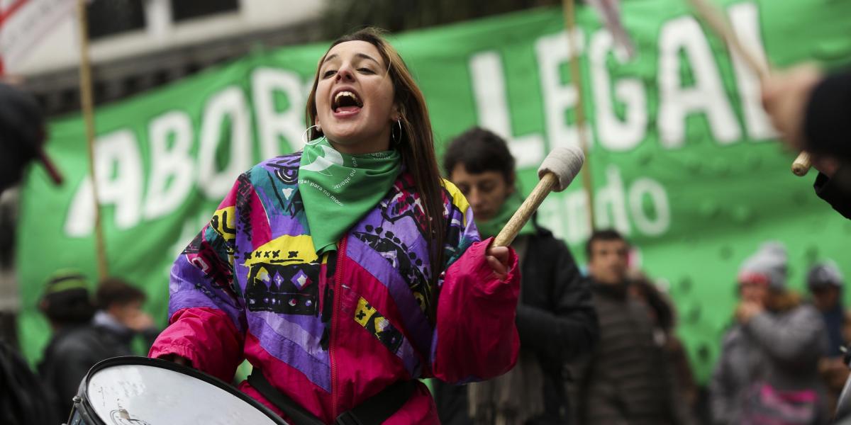 Mujeres con pañuelos verdes se manifestaron ayer a favor del aborto a las afueras del Congreso.