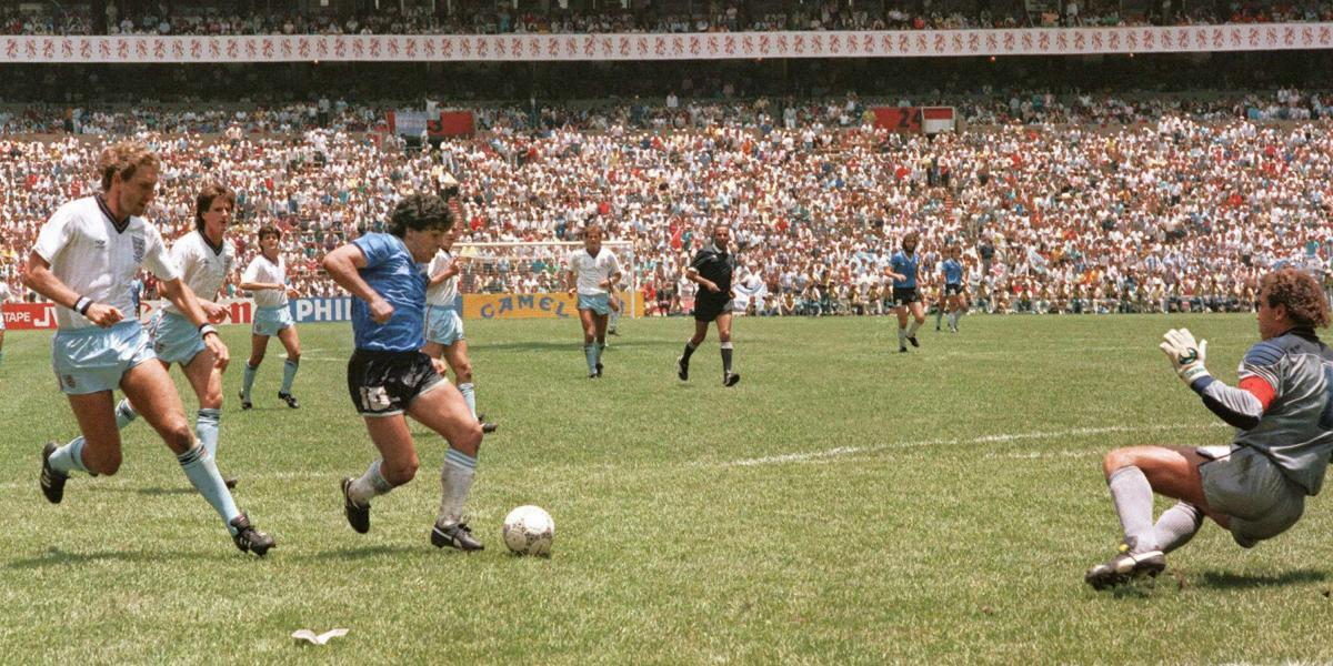 México 1986: El sábado 31 de mayo, en la Ciudad de México, se llevó a cabo el primer partido de este Mundial. La selección de Bulgaria se enfrentó a Italia en un partido que terminó 1 – 1. En la foto, el jugador de la seleccion Argentina, Diego Armando Maradona, durante el partido contra Inglaterra en Mexico 1986.