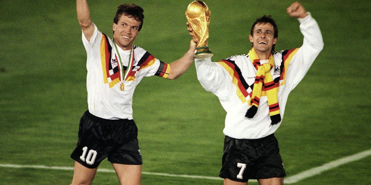 Italia 1990: El 8 de junio de 1990 se dio inicio a esta Copa del Mundo. Los equipos responsables de abrir el marcador en este encuentro futbolísitico fueron Argentina vs. Camerún. El resultado de este encuentro fue de 0 – 1 favoreciendo a la selección africana. En la foto, jugadores de Alemania, equipo ganador de la Copa.