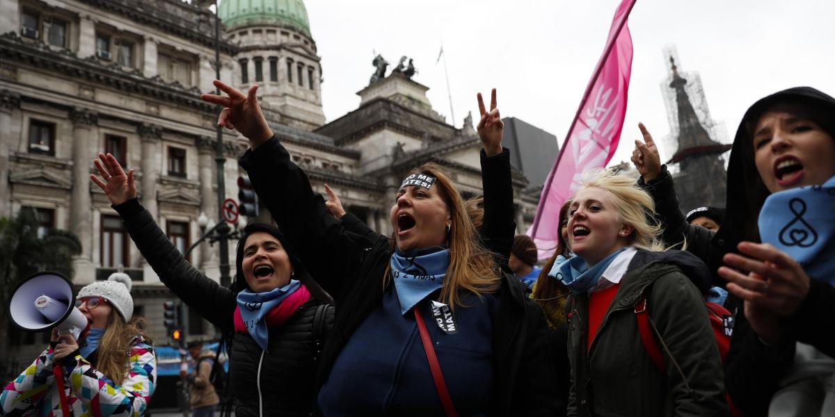 Un grupo de manifestantes se concentran a las afueras del parlamento argentino para protestas contra decisión de aprobación del aborto en la Cámara de Diputados.