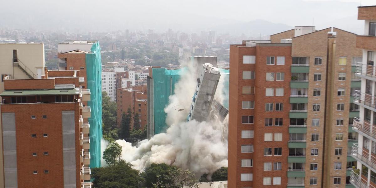 El edificio, de 48 apartamentos, fue derribado de forma controlada.