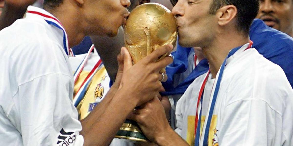 El trofeo de la Fifa, que distingue al campeón del mundo, desde 1974, es objeto de deseo, como mostraron Thierry Henry y Youri Djorkaeff tras la final de Francia 98.