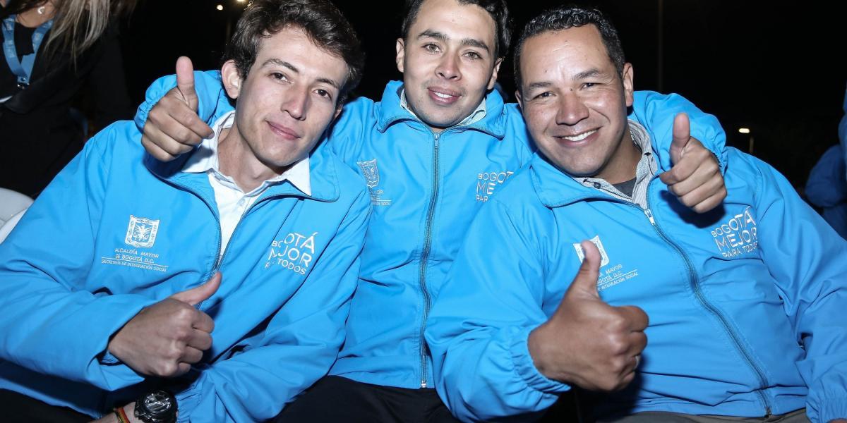 Jorge Muñetón, Damián Nicolich y Wílmer Rodríguez trabajan como Ángeles Azules hace ocho meses y, en mayo, se arriesgaron para salvar la vida de tres habitantes de calle arrastrados por el agua.