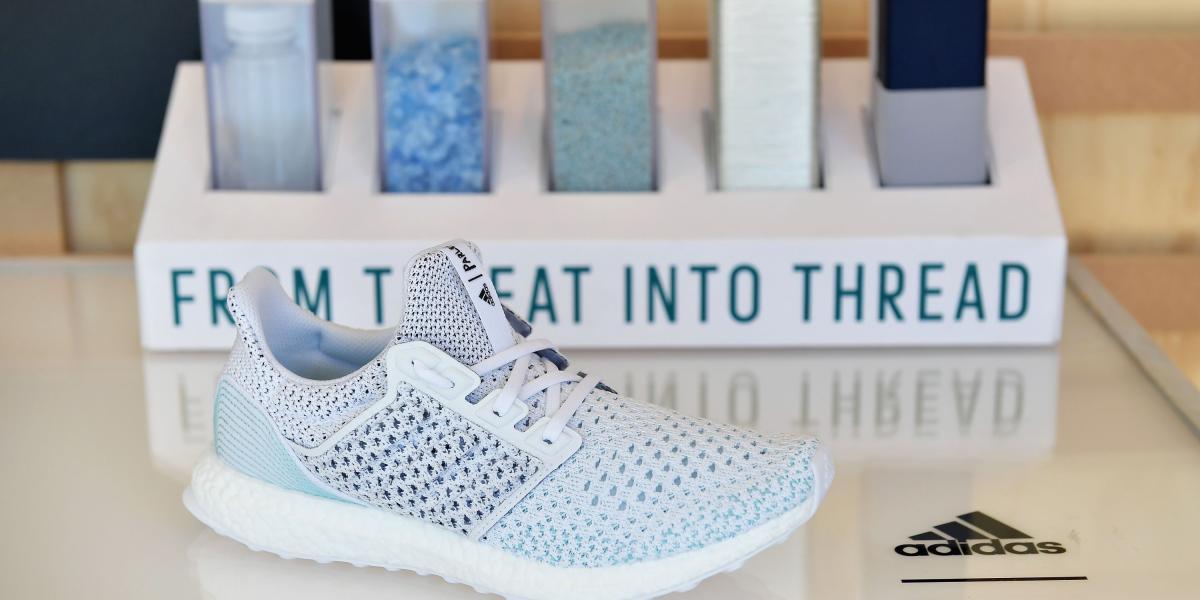 Cada par de zapatos está hecho con 11 botellas plásticas sacadas de los océanos y playas.