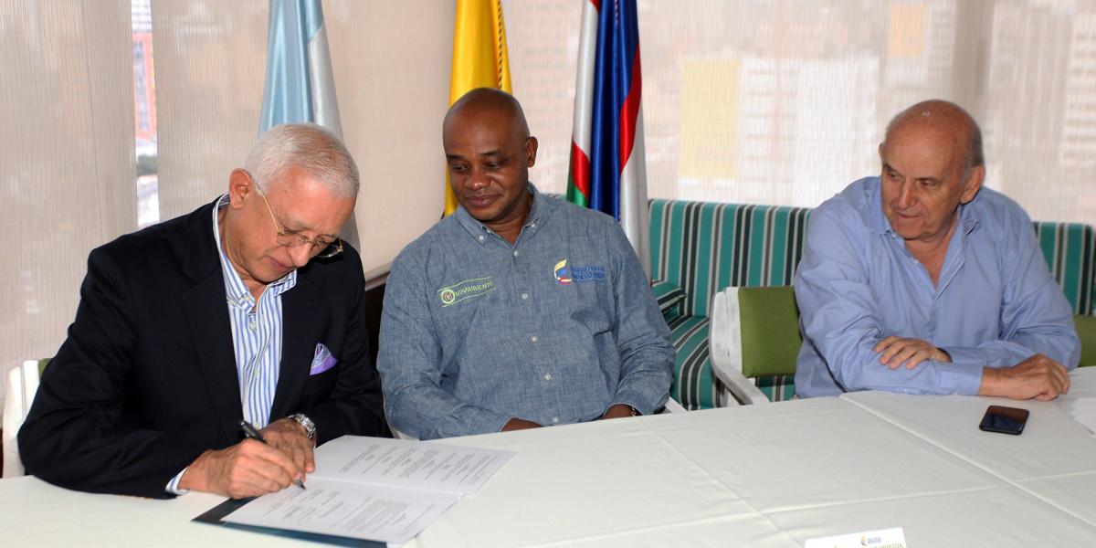 Rubén Darío Materón, de la CVC; ministro de Ambiente Luis Gilberto Murillo y el alcalde de Cali, Maurice Armitage, firmaron el Memorando.