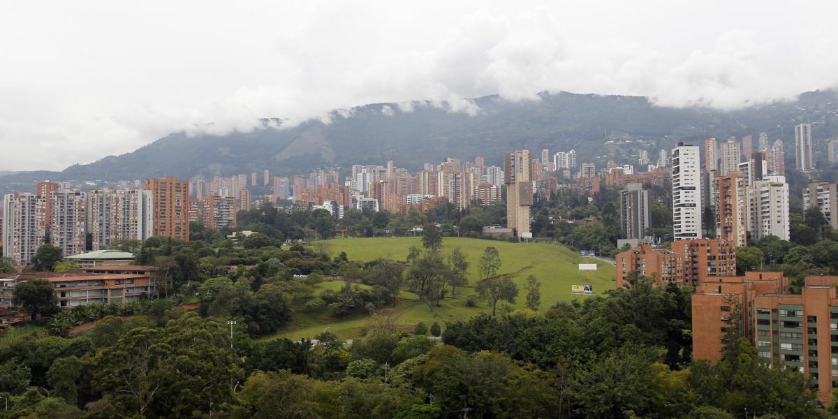 Medellín cuenta con 1,98 metros de espacio público verde por habitante. La Organización Mundial de la Salud define un mínimo recomendado de 10 metros cuadrados por habitante.