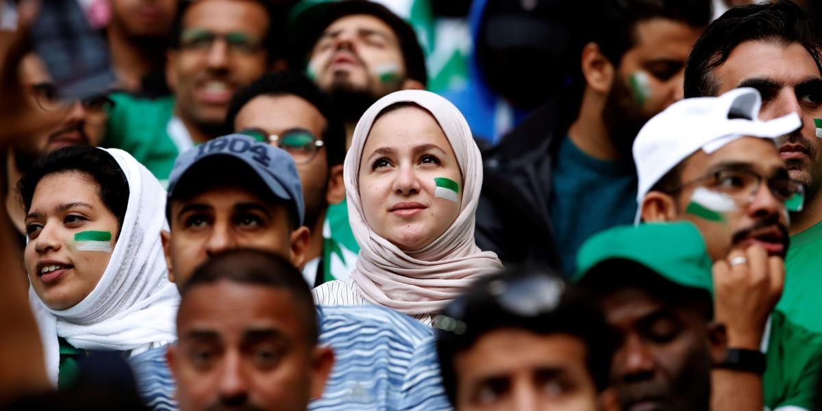 Muchas hinchas de Irán llegaron a los estadios y sus afueras para apoyar a sus selecciones.