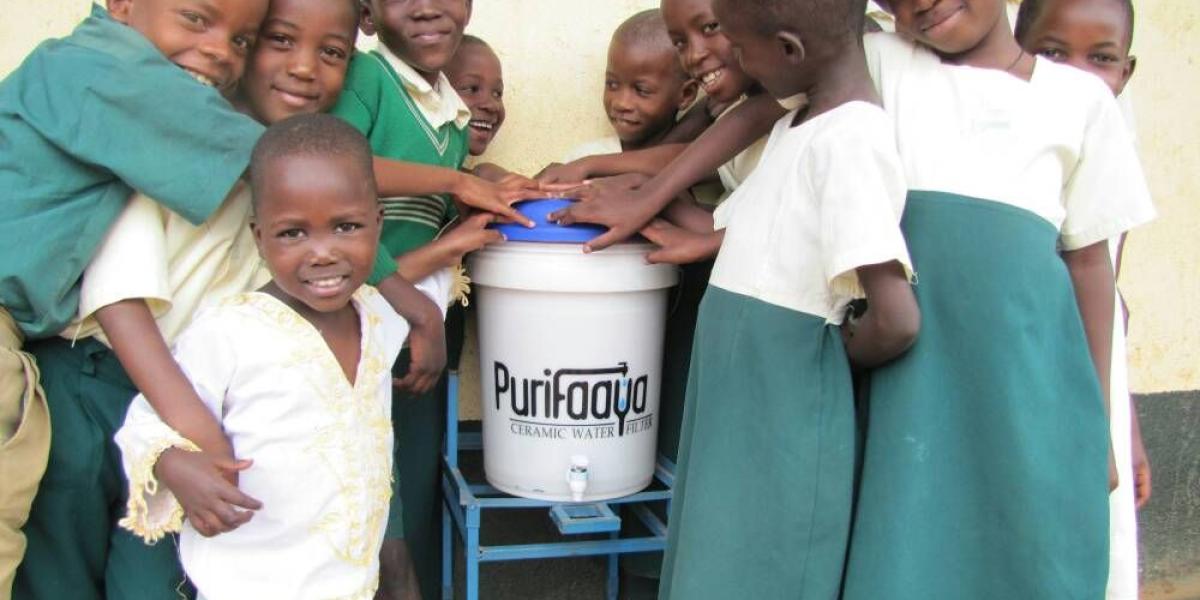 Purifaaya es un filtro de cerámica que limpia el agua de bacterias, suciedad, gérmenes y otras impurezas.