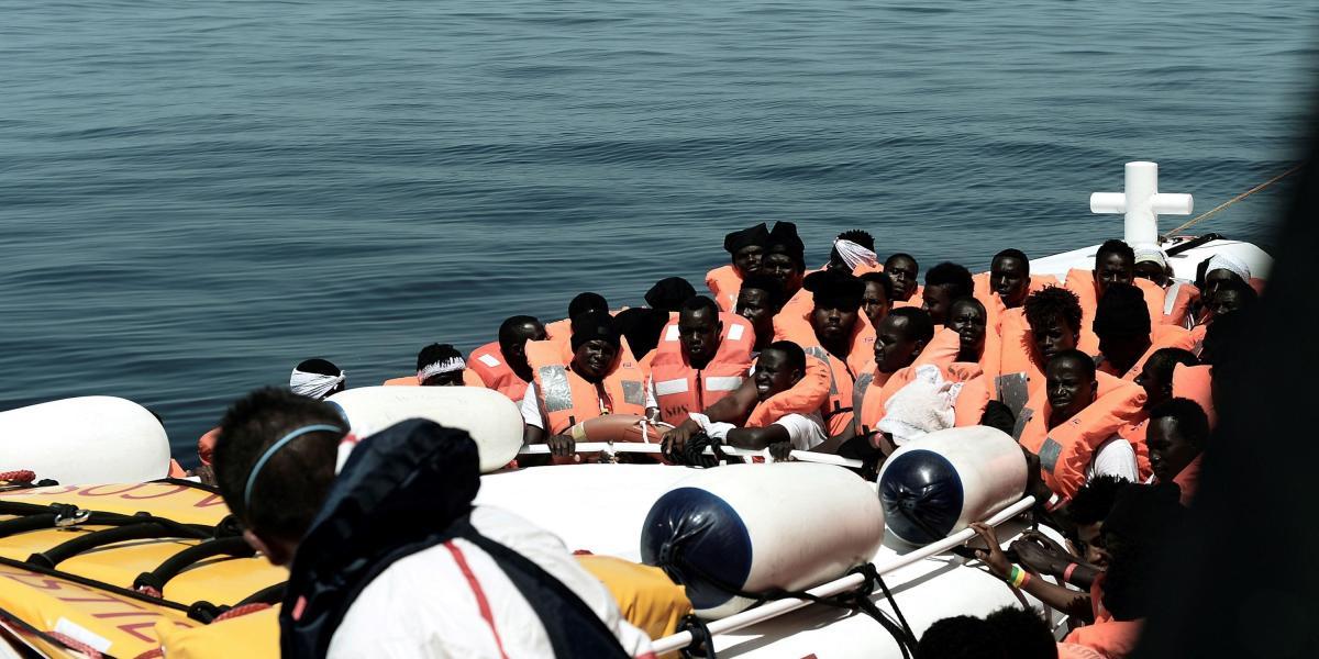 629 inmigrantes subsaharianos que fueron rescatados en el Mediterráneo por el buque Aquarius, son transferidos a una patrullera de la Guardia Costera.
