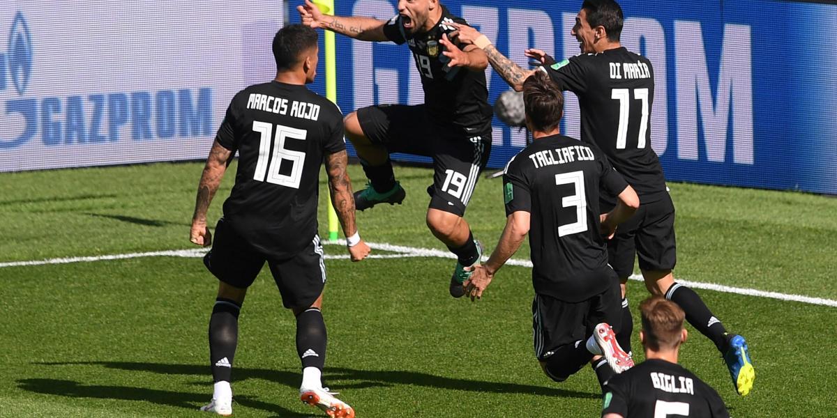Kun Agüero celebrando el primer gol del partido Argentina - Islandia.