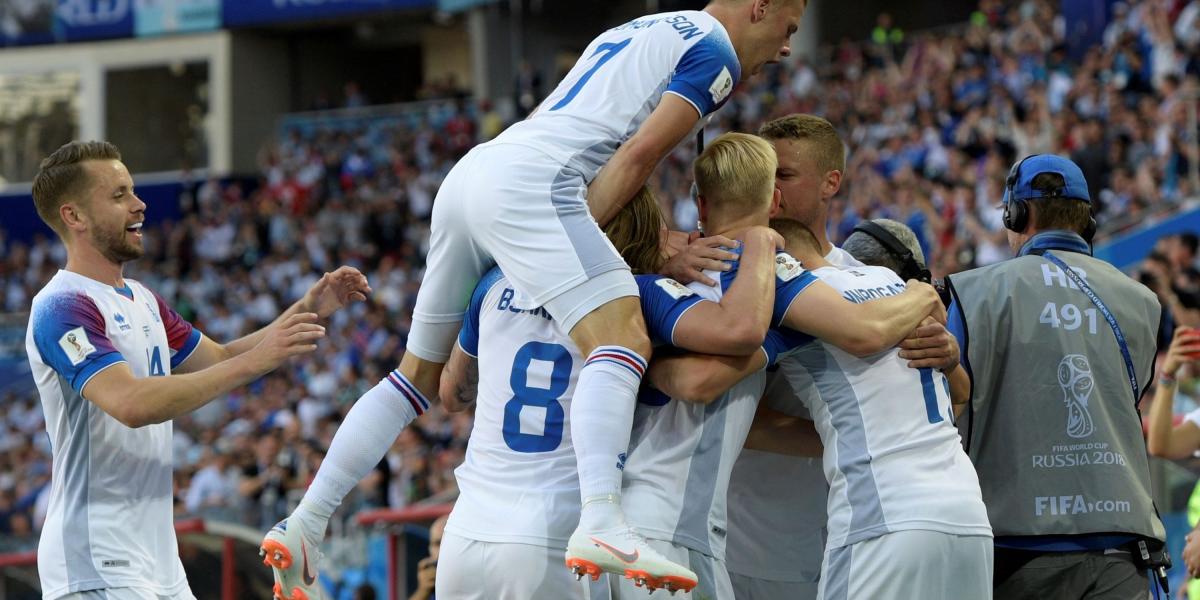 Los jugadores de Islandia celebran el gol contra Argentina.