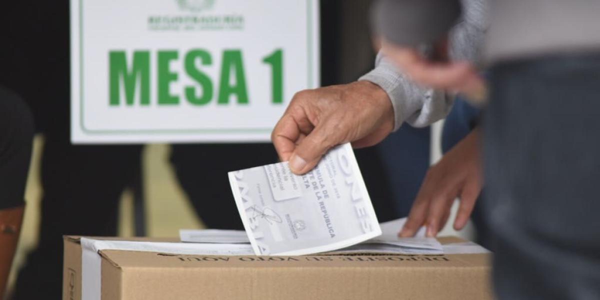 A las 8 de la mañana, con la apertura de las mesas de votación, comenzó la jornada electoral de la segunda vuelta presidencial en Colombia. Los puestos estarán abiertas hasta las 4 de la tarde de este domingo 17 de junio.