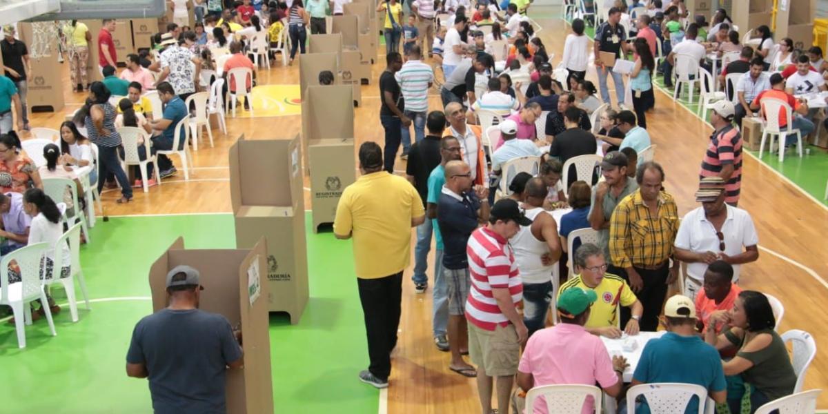 En Bucarmanga las personas han acudido a cumplir su derecho al voto.