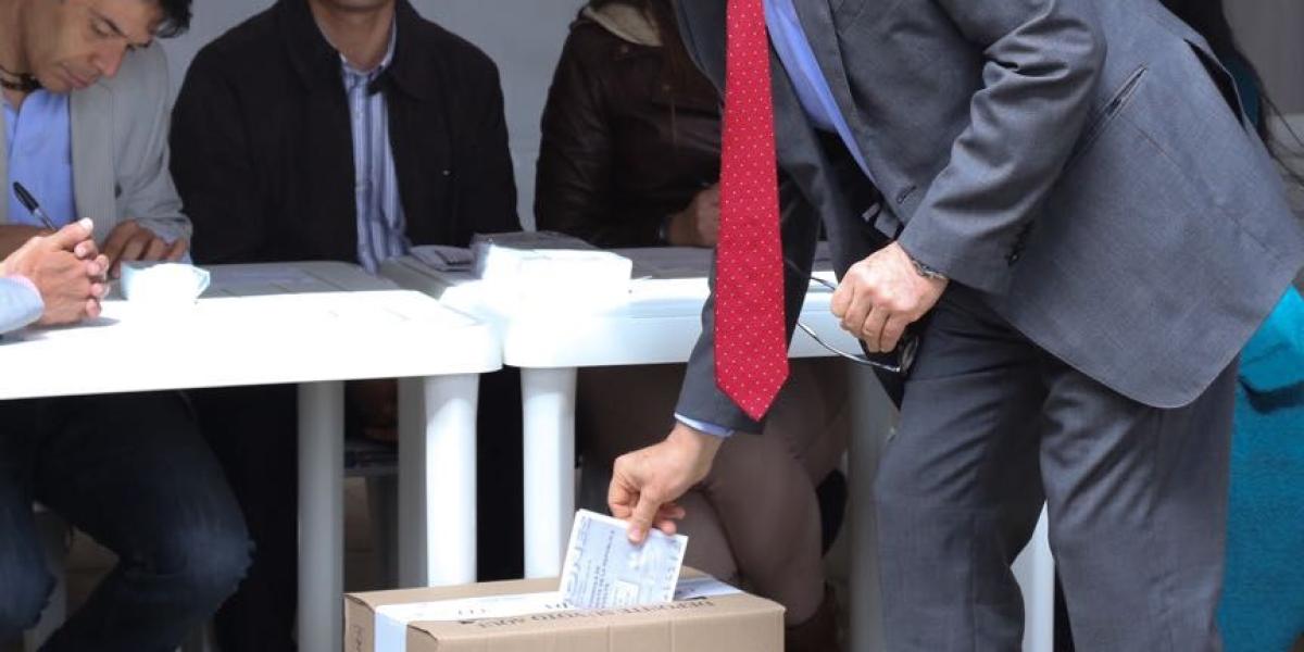 El expresidente César Gaviria depositó su voto en la mesa número 1, cerca de las 9:50 de la mañana.