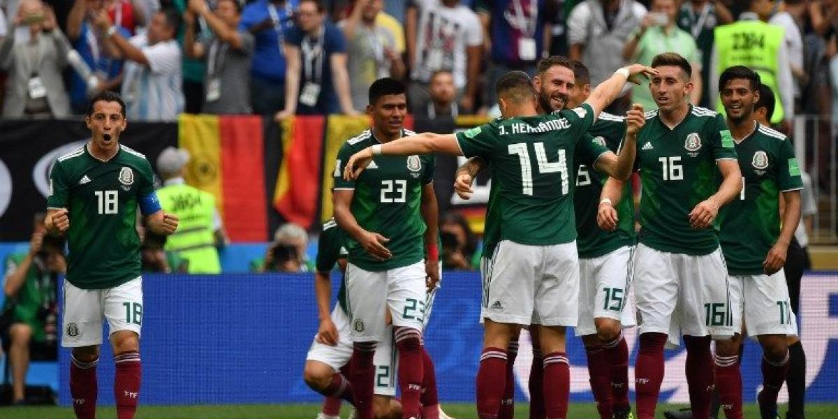 Jugadores de México celebrando el gol de Lozano.