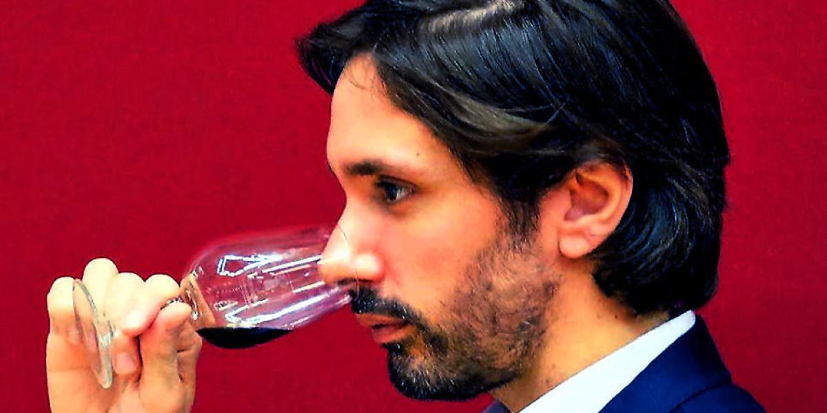 Stratico nació en Argentina. A los 25 años se trasladó a París, donde comenzó a interesarse por los vinos. Se graduó de ‘sommelier’ en la escuela WSET, de Londres.