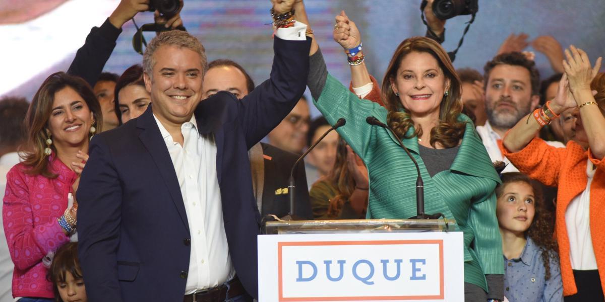 El nuevo presidente electo de Colombia, Iván Duque, y su fórmula vicepresidencial, Marta Lucía Ramírez, celebran su victoria ante cientos de simpatizantes en Bogotá.