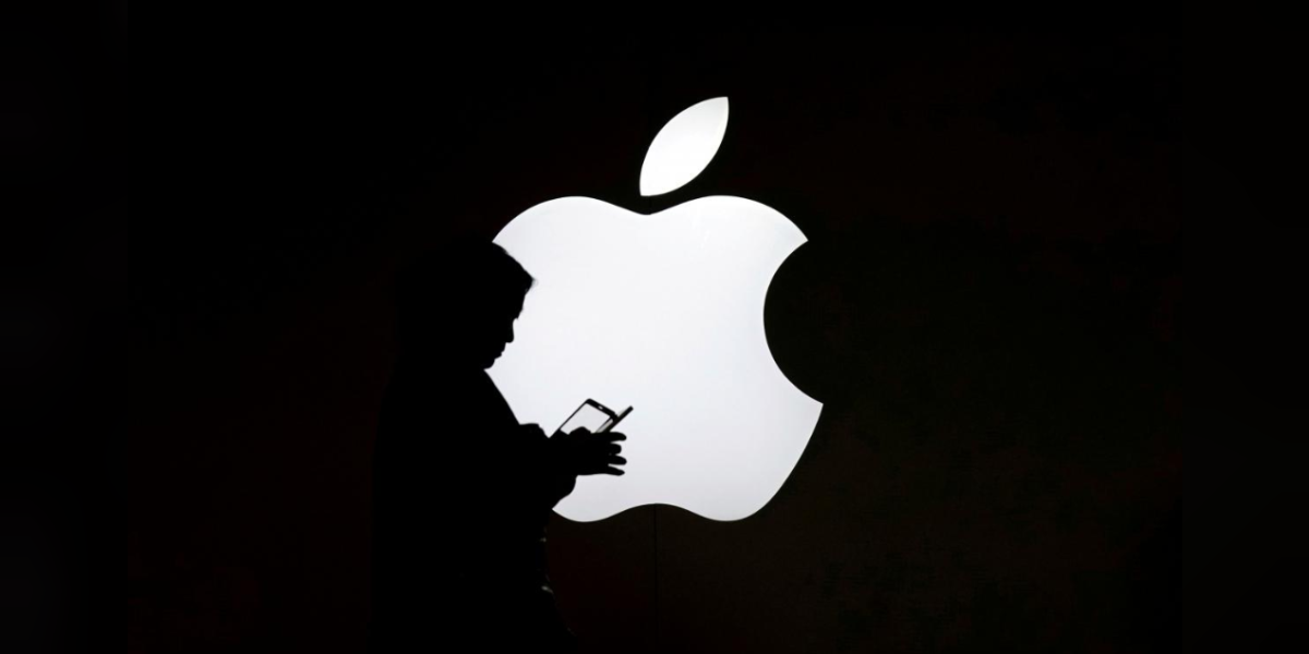 La firma tecnológica Apple logró apelar una decisión que revivió un caso antimonopolio en el que le acusan de altas tarifas para usuarios finales.