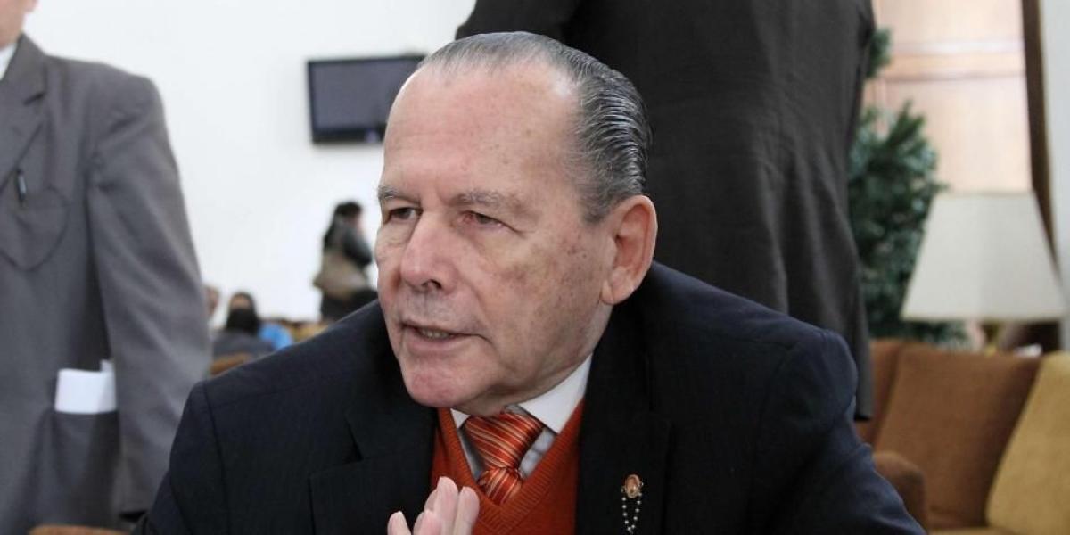 El senador Roberto Gerlein se encuentra hospitalizado desde hace una semana en una clínica en el norte de Barranquilla, tras presentar al parecer una isquemia cerebral.