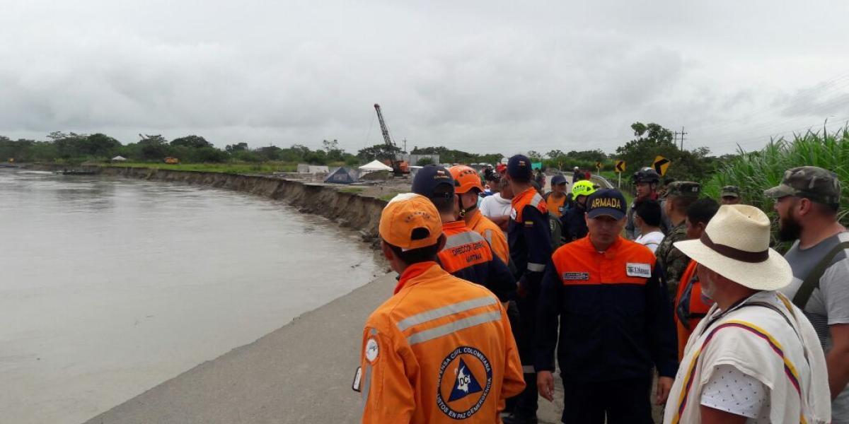 El personal de la Armada Nacional llegó el domingo al sitio donde se produjo el accidente, en la vía que une a Fuentedeoro (Meta) con San José del Guaviare.