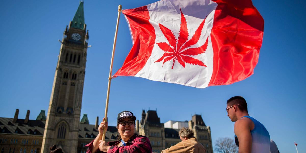 Varias personas se manifiestan frente al parlamento canadiense en Otawa por la legalización de la marihuana.