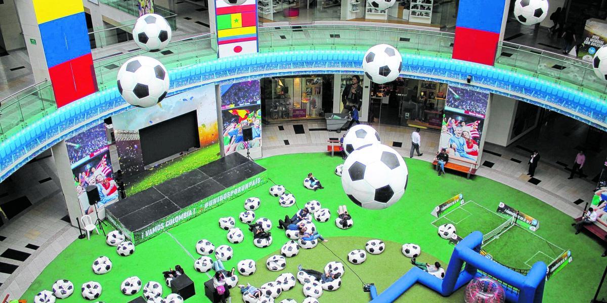 Fútbol-tenis y en burbujas son las opciones que hay para ver el partido en Bulevar, además de las pantallas.