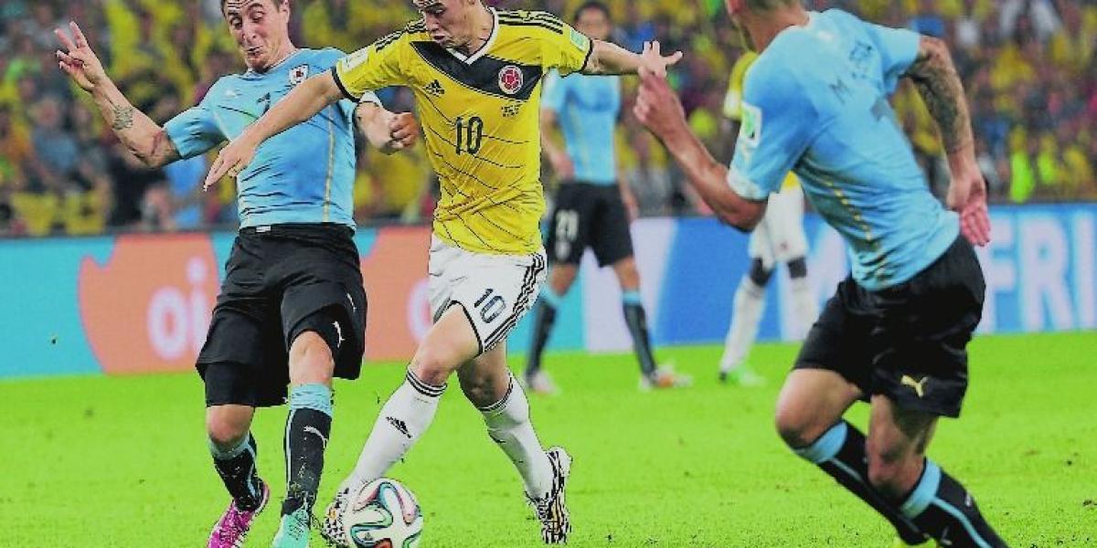 James Rodríguez de Colombia en acción en juego contra Ururguay por el Mundial Brasil 2014.