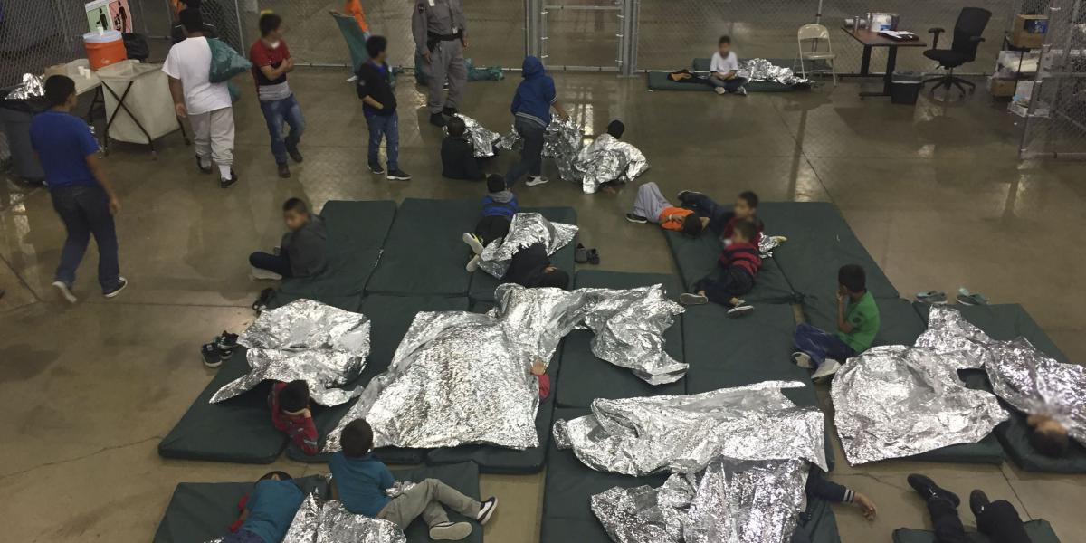 Niños en la frontera entre México y estados Unidos que fueron separados de sus padres y que intentaban cruzar hacia Estados Unidos.