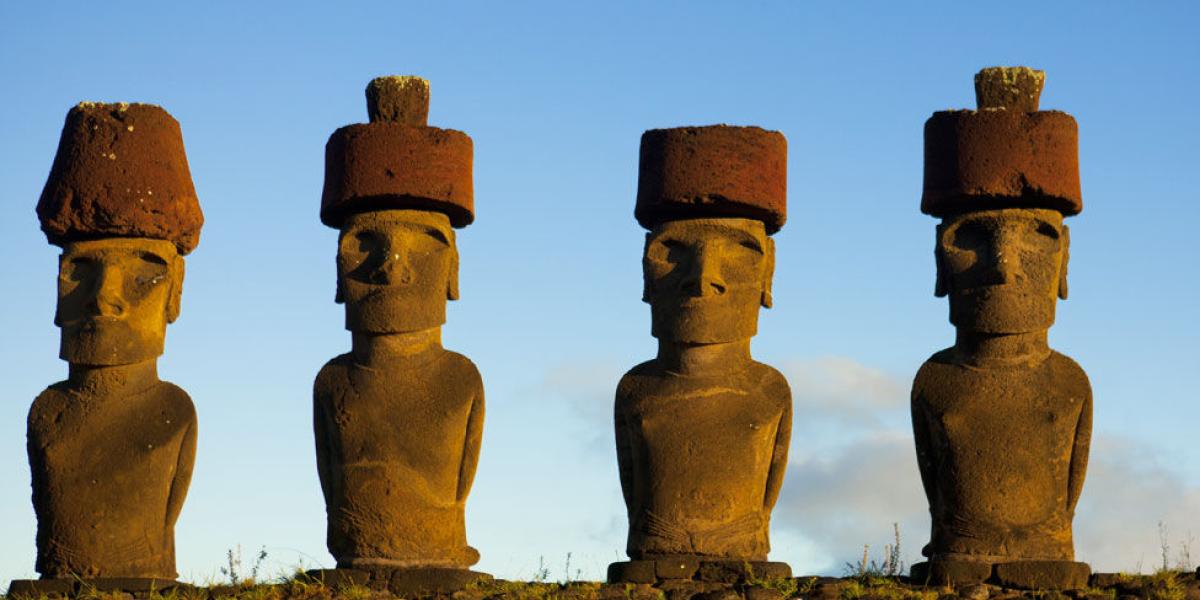 Los sombreros sobre los moai o estatuas gigantes miden cerca de dos metros y pesan hasta 13 toneladas.