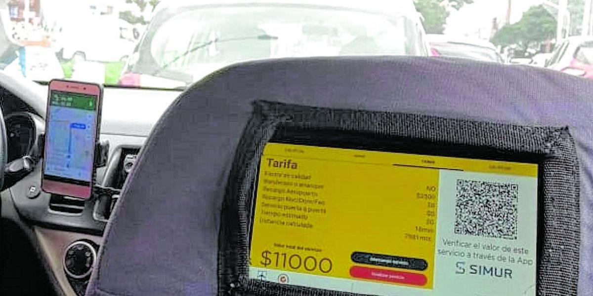 Aquí el modelo de un taxi que ya tiene instalada la tableta en el cabecero del asiento del copiloto. También tiene un teléfono inteligente.