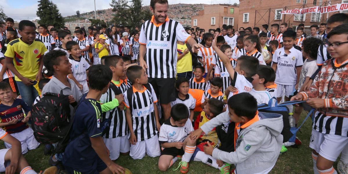 Los niños de Ciudad Bolívar celebraron la visita del futbolista Juan Mata.