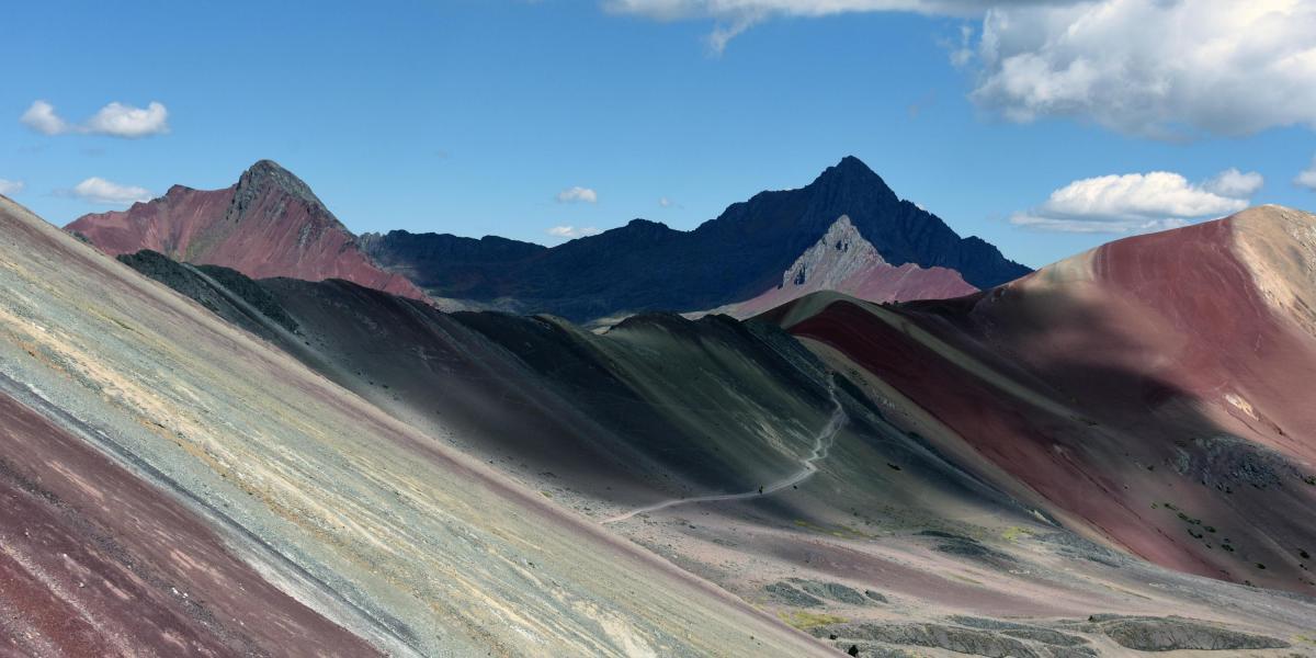 La famosa y turística montaña de los siete colores, en los Andes de Perú, cuyo nombre original es Vinicunca, forma parte de una concesión minera desde marzo, que se superpone parcialmente a la propuesta de un área natural de conservación regional en esa zona, advirtió este miércoles 20 de junio la ONG CooperAcción.
