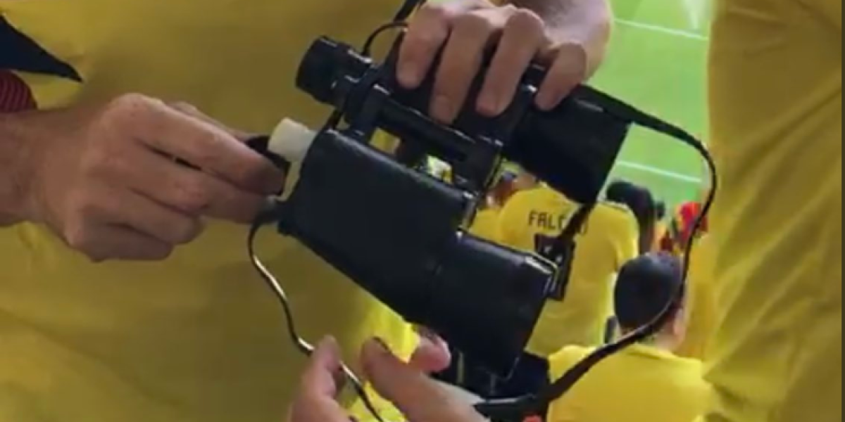 Un grupo de colombianos se enorgullece de haber ingresado licor en unos falsos binoculares, en video que se hizo viral.